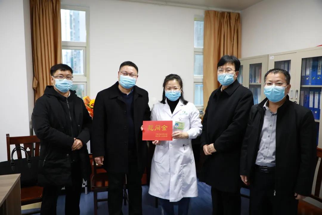 覃子骅看望慰问优秀人才